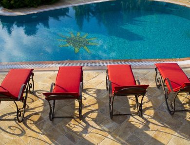 Quel mobilier choisir autour de votre piscine ?