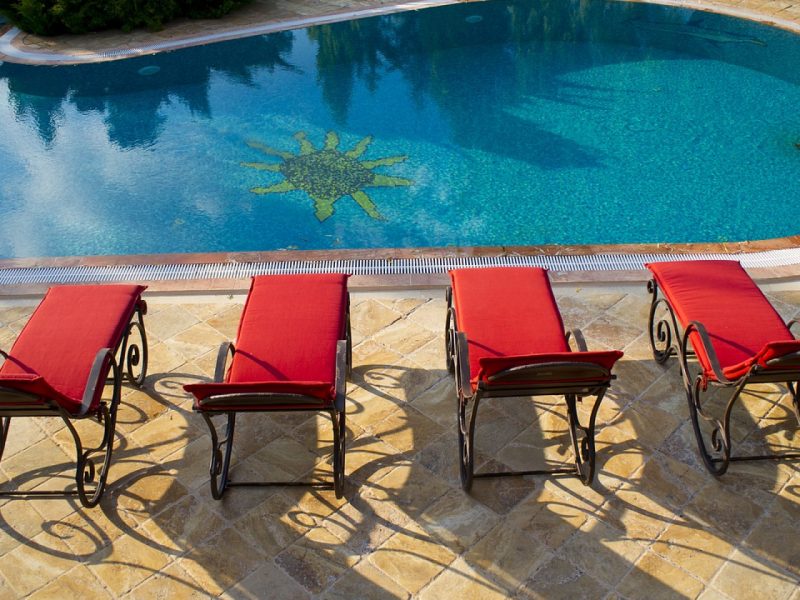 Quel mobilier choisir autour de votre piscine ?