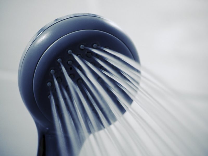 Installez une douche à côté de votre piscine