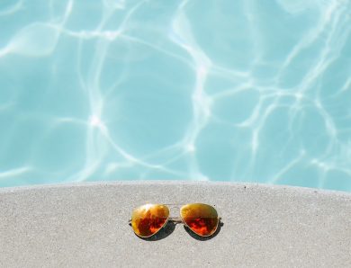 Installer un portillon et une clôture pour restreindre l’accès à la piscine