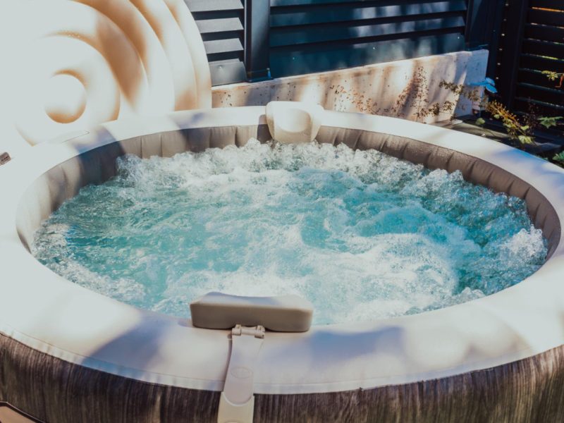 Spa gonflable : avantages et critères incontournables pour une terrasse